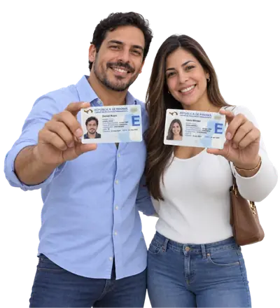 Pareja mostrando sus carnés de residente permanente de Panamá